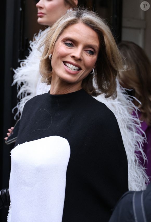 Sylvie Tellier - Les célébrités arrivent au défilé Stéphane Rolland à la Salle Pleyel, "Collection Haute Couture Printemps/Eté 2025" lors de la Fashion Week de Paris (PFW), le 28 janvier 2025. 
© Denis Guignebourg / Bestimage