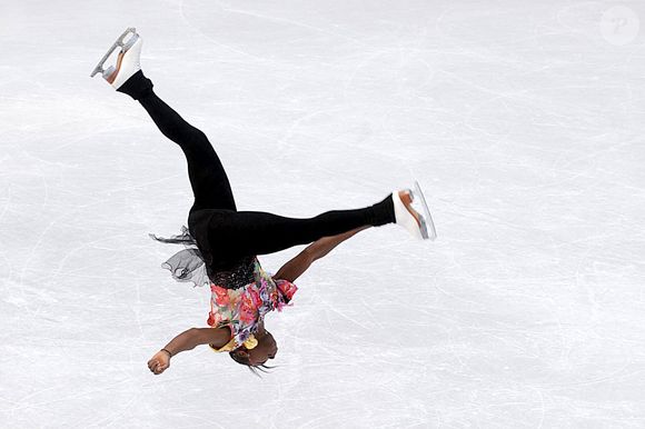 L'ex-athlète est désormais professeure dans une école internationale où elle prodigue ses bons conseils à des élèves de la 6ème au baccalauréat...

La championne française et médaillée d'argent aux championnats du monde, Surya Bonaly, se produit avec l'Ice Theatre Ensemble lors d'un spectacle spécial sur la patinoire de Rockefeller Plaza à New York City, NY, USA, le 21 janvier 2009. Photo Dennis Van TIne/Abaca