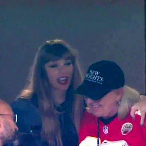 Les internautes ont trouvé la situation absurde et ont multiplié les blagues et détournements.

Taylor Swift fait un câlin à Donna Kelce, la mère de son petit ami Travis Kelce, alors qu'ils se trouvent dans la loge VIP du match entre les Chiefs et les Jets de la NFL. Backgrid UK/ Bestimage