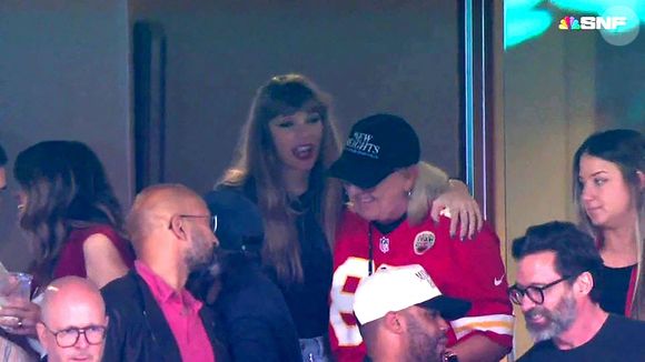 Les internautes ont trouvé la situation absurde et ont multiplié les blagues et détournements.

Taylor Swift fait un câlin à Donna Kelce, la mère de son petit ami Travis Kelce, alors qu'ils se trouvent dans la loge VIP du match entre les Chiefs et les Jets de la NFL. Backgrid UK/ Bestimage
