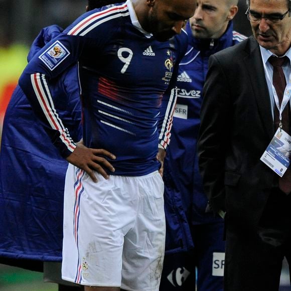 Tout comme son père, qui est lui aussi passé par  le Paris Saint-Germain mais aussi par Arsenal et le Real Madrid, Kaïs, 16 ans, évolue en attaque, avec les U17.

Nicolas Anelka et Raymond Domenech lors des éliminatoires pour la Coupe du Monde 2010, en novembre 2009 lors d'un match contre l'Irlande.
Abaca