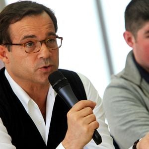 Jean-Luc Delarue répond à des lyceens sur les risques de l'addiction aux drogues lors d'une etape a Tourcoing, France, le 11 mars 2011, dans le cadre de son tour de France en camping-car, visant a sensibiliser les jeunes aux dangers de l'addiction. Photo par Sylvain Lefevre/ABACAPRESS.COM