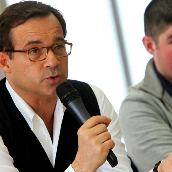 Jean-Luc Delarue répond à des lyceens sur les risques de l'addiction aux drogues lors d'une etape a Tourcoing, France, le 11 mars 2011, dans le cadre de son tour de France en camping-car, visant a sensibiliser les jeunes aux dangers de l'addiction. Photo par Sylvain Lefevre/ABACAPRESS.COM