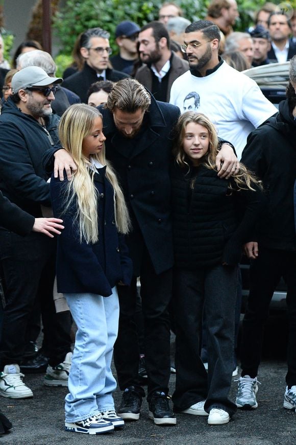 Giulia Sarkozy, Jean Sarkozy, Lola Sarkozy - Le clan Sarkozy à la sortie du domicile de Nicolas Sarkozy domicile parisien avant son incarcération à la prison de La Santé à Paris, France, le 21 octobre 2025.  Bestimage