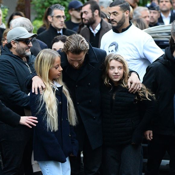 Giulia Sarkozy, Jean Sarkozy, Lola Sarkozy - Le clan Sarkozy à la sortie du domicile de Nicolas Sarkozy domicile parisien avant son incarcération à la prison de La Santé à Paris, France, le 21 octobre 2025.  Bestimage