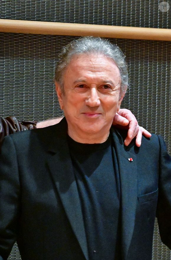 Loin de passer tout son temps sur son célèbre canapé rouge, il pilote dans l'ombre trois sociétés stratégiques qu'il gère d'une main de maître, prouvant que son sens des affaires est aussi affûté que son sens de l'interview.

Le présentateur de télévision Michel Drucker assiste à une audition devant la commission d'enquête parlementaire sur la neutralité, le fonctionnement et le financement de la radiodiffusion publique à l'Assemblée nationale à Paris, France, le 31 mars 2026. © Christian Liewig/Bestimage