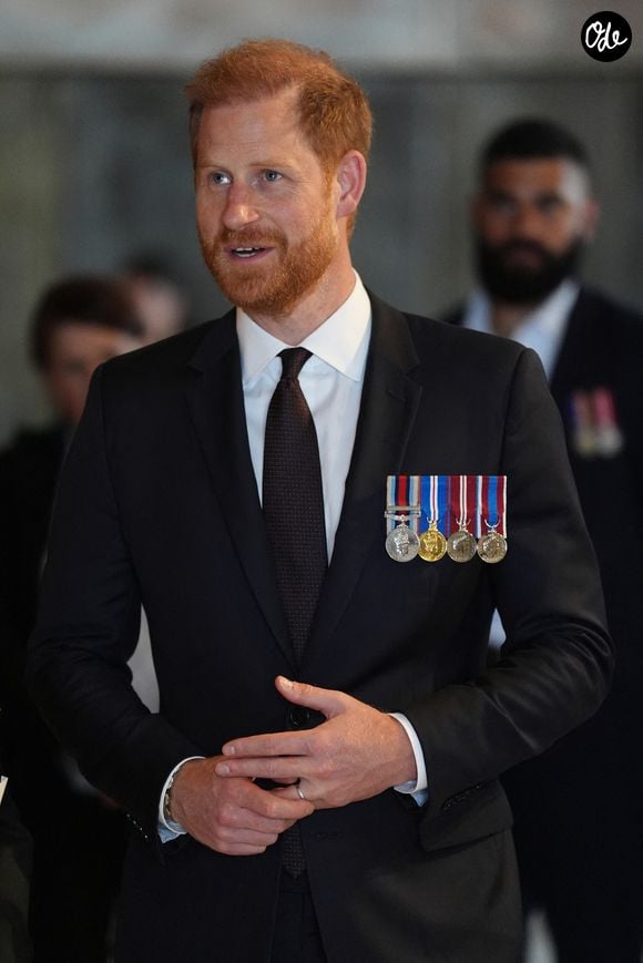 Le duc de Sussex contemple le mur dédié au capitaine Reg Saunders à l'Australian War Memorial de Canberra, en Australie, le 15 avril 2026. Photo de Jonathan Brady/PA Wire/ABACAPRESS.COM