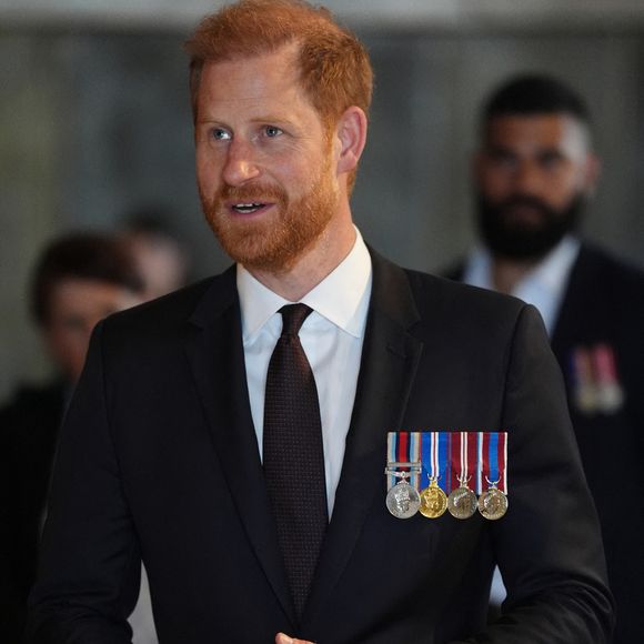 Le duc de Sussex contemple le mur dédié au capitaine Reg Saunders à l'Australian War Memorial de Canberra, en Australie, le 15 avril 2026. Photo de Jonathan Brady/PA Wire/ABACAPRESS.COM