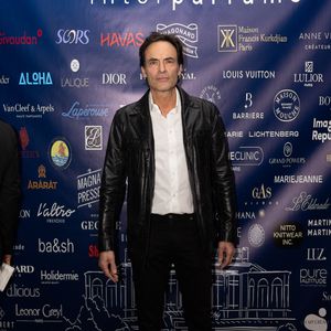 Né à Los Angeles en 1964, Anthony Delon a un lien particulier avec les États-Unis, où il a séjourné à deux reprises.

Anthony Delon au dîner de gala caritatif de l'ONG Elisecare dédié aux enfants de la guerre au Pavillon Ledoyen à Paris le 24 Novembre 2025. © Julien Sarkissian / Bestimage