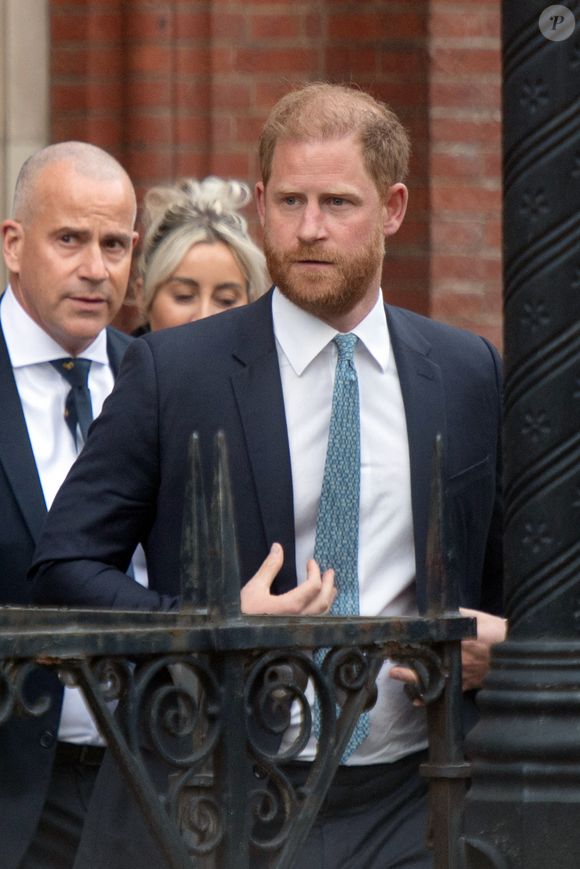 Dans une interview, Harry a aussi exprimé sa détresse familiale, évoquant son isolement et le silence de son père.

Le prince Harry quitte les Royal Courts Of Justice à Londres, Angleterre, Royaume-Uni, le mardi 8 avril 2025 après avoir assisté au début d'une audience de deux jours pour faire appel de la décision concernant son accès à la sécurité à la Cour d'appel, Photo par Justin Ng/Avalon/ABACAPRESS.COM