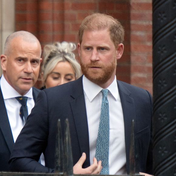 Dans une interview, Harry a aussi exprimé sa détresse familiale, évoquant son isolement et le silence de son père.

Le prince Harry quitte les Royal Courts Of Justice à Londres, Angleterre, Royaume-Uni, le mardi 8 avril 2025 après avoir assisté au début d'une audience de deux jours pour faire appel de la décision concernant son accès à la sécurité à la Cour d'appel, Photo par Justin Ng/Avalon/ABACAPRESS.COM