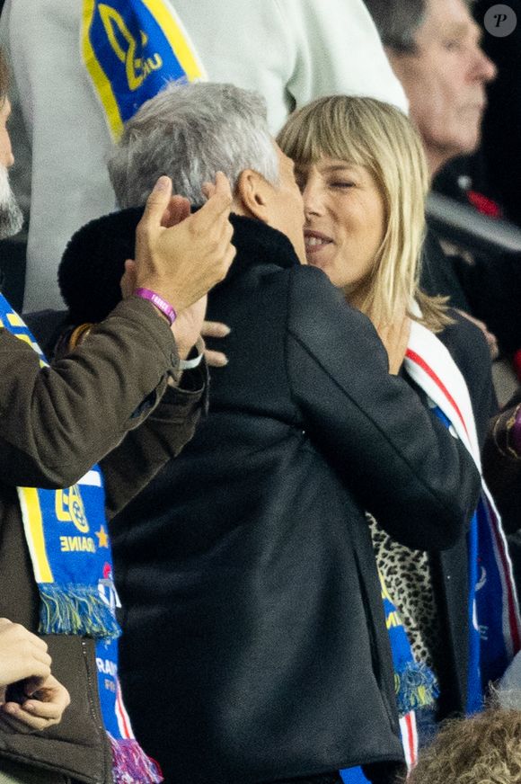Nagui et sa femme Melanie Page s'embrassent tendrement - Célébrités dans les tribunes du match de qualification de la Coupe du monde 2026 entre la France contre l'Ukraine (4-0) au Parc des Princes à Paris le 13 novembre 2025. © Cyril Moreau/Bestimage