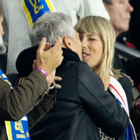 Nagui et sa femme Melanie Page s'embrassent tendrement - Célébrités dans les tribunes du match de qualification de la Coupe du monde 2026 entre la France contre l'Ukraine (4-0) au Parc des Princes à Paris le 13 novembre 2025. © Cyril Moreau/Bestimage