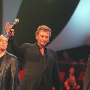 Pascal Obispo, Johnny Hallyday et Jean-Jacques Goldman sur scène lors des Victoires de la musique 1998

MAX COLIN / BESTIMAGE