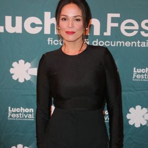 Elle confie être fière de son corps actuel, tout en reconnaissant ne pas aimer celui d’avant.

Lola Dewaere au photocall de la cérémonie de clôture du 25ème édition du Festival TV de Luchon, France, le 7 février 2026. © Patrick Bernard/Bestimage