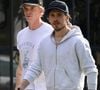 En 2024, le jeune homme a lancé sa propre marque de condiments, Cloud 23. 

EXCLUSIF Los Angeles, CA Brooklyn Beckham et Cody Simpson se promènent dans West Hollywood après une séance de gym, discutant avec animation et paraissant détendus après leur entraînement.



Sur la photo : Brooklyn Beckham, Cody Simpson