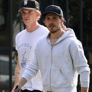 En 2024, le jeune homme a lancé sa propre marque de condiments, Cloud 23. 

EXCLUSIF Los Angeles, CA Brooklyn Beckham et Cody Simpson se promènent dans West Hollywood après une séance de gym, discutant avec animation et paraissant détendus après leur entraînement.



Sur la photo : Brooklyn Beckham, Cody Simpson