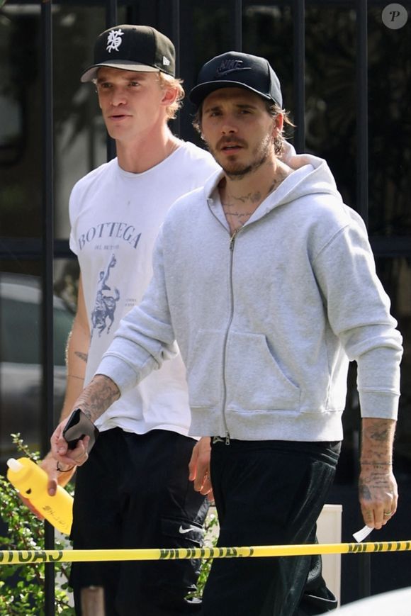 En 2024, le jeune homme a lancé sa propre marque de condiments, Cloud 23. 

EXCLUSIF Los Angeles, CA Brooklyn Beckham et Cody Simpson se promènent dans West Hollywood après une séance de gym, discutant avec animation et paraissant détendus après leur entraînement.



Sur la photo : Brooklyn Beckham, Cody Simpson