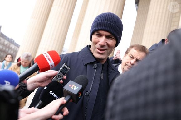 Zinédine Zidane, parmi d’autres personnalités, a exprimé sa profonde émotion et son attachement à l’ancien entraîneur. 

Zinedine Zidane arrivant à la cérémonie d'enterrement de Rolland Courbis à l'église de la Madeleine à Paris, France, le 14 janvier 2026. Rolland Courbis, ancien footballeur français, entraîneur et commentateur médiatique au franc-parler, est décédé à l'âge de 72 ans. Photo par Jerome Domine/ABACAPRESS.COM
