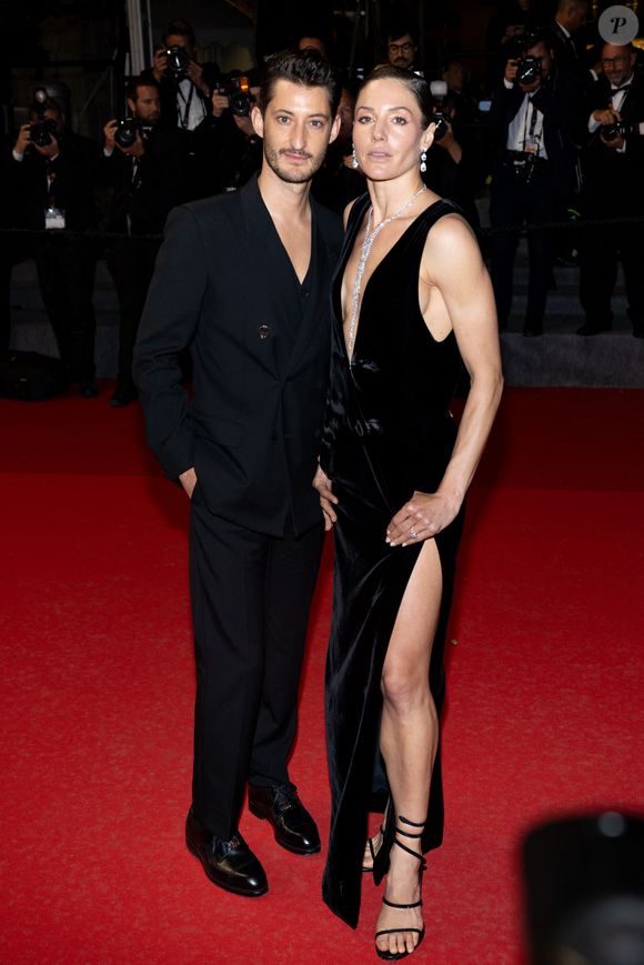 Pierre Niney et sa compagne Natasha Andrews - Descente des marches du film " Le comte de Monte-Cristo " lors du 77ème Festival International du Film de Cannes, au Palais des Festivals à Cannes. Le 22 mai 2024 © Jacovides-Moreau / Bestimage