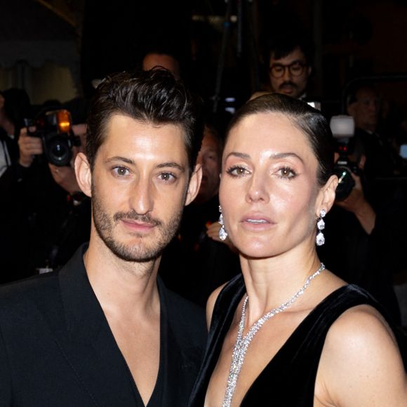 Pierre Niney et sa compagne Natasha Andrews - Descente des marches du film " Le comte de Monte-Cristo " lors du 77ème Festival International du Film de Cannes, au Palais des Festivals à Cannes. Le 22 mai 2024 © Jacovides-Moreau / Bestimage