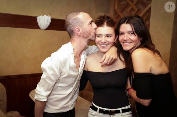 Le chanteur est l'heureux père de quatre enfants

Exclusif - Nina Maurici, fille de Calogero et d’Hortense d’Esteve fait son premier live Chez Monsieur Aristide à Montmartre, Paris le 19 juin 2025.
© Jack Tribeca / Bestimage