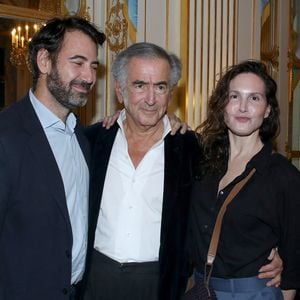 Semi Exclusif - Bernard-Henri Lévy entre ses enfants Antonin Lévy (Avocat) et sa soeur Justine Levy - Arielle Dombasle est élevée au rang d'Officière de l'ordre des Arts et Lettres au Ministère de la Culture à Paris le 08 Décembre 2025.

© Bertrand Rindoff / Bestimage