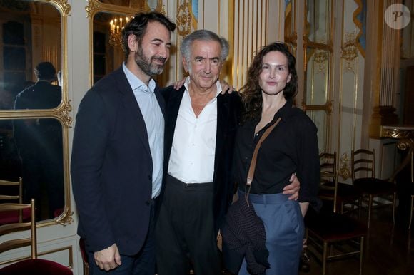 Semi Exclusif - Bernard-Henri Lévy entre ses enfants Antonin Lévy (Avocat) et sa soeur Justine Levy - Arielle Dombasle est élevée au rang d'Officière de l'ordre des Arts et Lettres au Ministère de la Culture à Paris le 08 Décembre 2025.

© Bertrand Rindoff / Bestimage