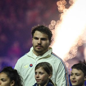 Le demi de mêlée français Antoine Dupont entre sur le terrain avant le match de rugby des Six Nations entre la France et l'Angleterre au Stade de France à Saint-Denis, au nord de Paris, le 14 mars 2026. Photo par Firas Abdullah/ABACAPRESS.COM