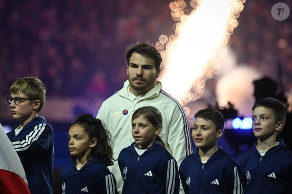 Le demi de mêlée français Antoine Dupont entre sur le terrain avant le match de rugby des Six Nations entre la France et l'Angleterre au Stade de France à Saint-Denis, au nord de Paris, le 14 mars 2026. Photo par Firas Abdullah/ABACAPRESS.COM
