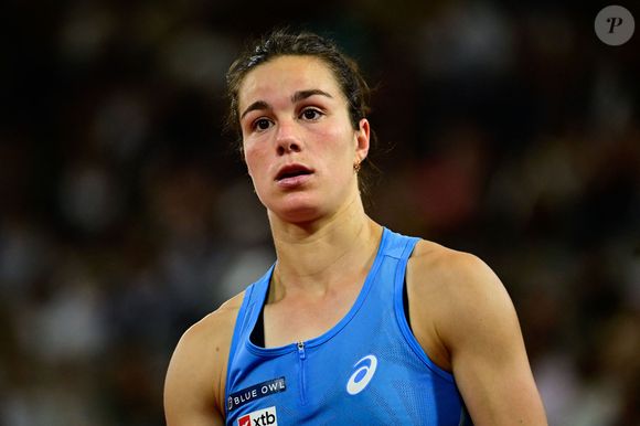 Son coup droit lifté, déjà redouté dans les tours précédents, déstabilise encore une fois son adversaire.

Loïs Boisson remporte le quart de finale face à Mirra Andreeva lors des internationaux de France de Tennis de Roland Garros 2025 (Jour 11), le 4 juin 2025 © Dante Badano/PSNewz/Bestimage