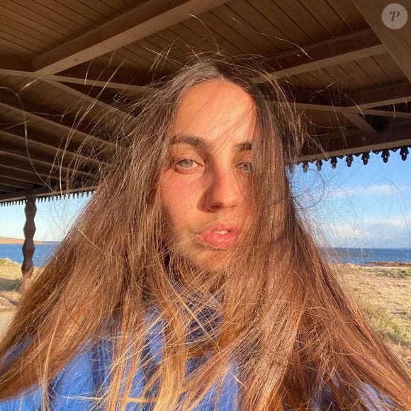 Aël, la fille de Florent Pagny scolarisée dans un lycée spécialisé près  "des vaches, des poules et des moutons" - Purepeople