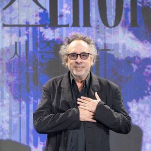 Avec ces nouvelles recrues, Tim Burton consolide son univers "Addams". La saison 3 promet d'explorer les recoins les plus obscurs de cette famille déjà culte sur Netflix.

Le réalisateur Tim Burton lors d'une conférence de presse pour la saison 2 de la série originale de Netflix, Mercredi.

© BestImage/Lee Jae-Won/AFLO