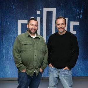 Mouloud Achour et Alexandre Astier sur le plateau de l'émission « Clique », présentée par M. Achour et diffusée sur Canal+ le 21 octobre 2025, à Paris, en France, le 14 octobre 2025. © Jack Tribeca / Bestimage