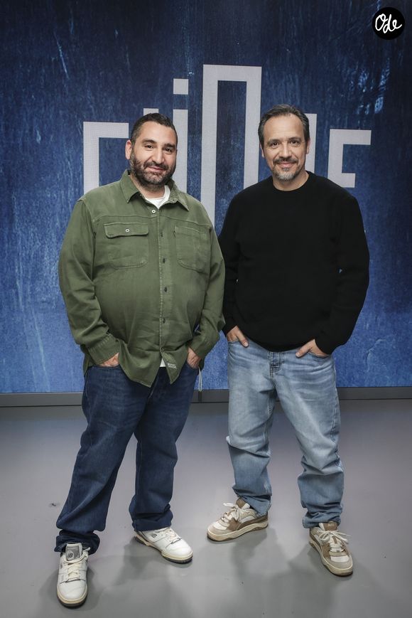 Mouloud Achour et Alexandre Astier sur le plateau de l'émission « Clique », présentée par M. Achour et diffusée sur Canal+ le 21 octobre 2025, à Paris, en France, le 14 octobre 2025. © Jack Tribeca / Bestimage