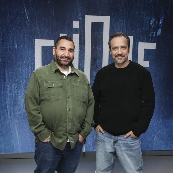 Mouloud Achour et Alexandre Astier sur le plateau de l'émission « Clique », présentée par M. Achour et diffusée sur Canal+ le 21 octobre 2025, à Paris, en France, le 14 octobre 2025. © Jack Tribeca / Bestimage