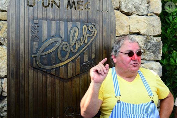 Une stèle en hommage à l'humoriste Coluche a été dévoilée devant près de 4.000 personnes à Opio, tout près de l'endroit où Coluche a perdu la vie il y a 30 ans jour pour jour à Opio le 19 juin 2016.