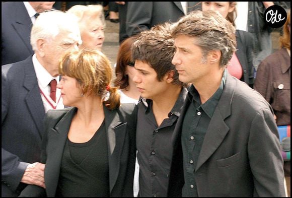 Obsèques de Georges De Caunes à la cathédrale Saint-Louis de La Rochelle en 2004. 
Avec ses enfants Emma et Louis. © Guillaume Gaffiot/Bestimage