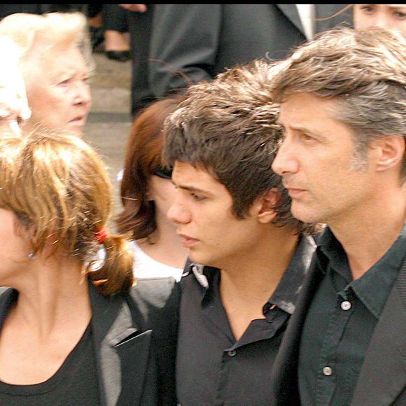 Obsèques de Georges De Caunes à la cathédrale Saint-Louis de La Rochelle en 2004. 
Avec ses enfants Emma et Louis. © Guillaume Gaffiot/Bestimage