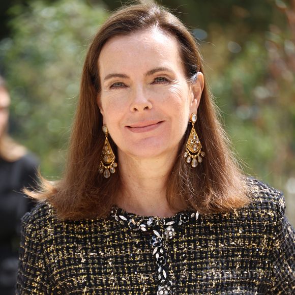 Carole Bouquet - Les célébrités arrivent au défilé Chanel Collection Haute Couture Automne/Hiver 2025-2026 lors de la Fashion Week de Paris (PFW), le 8 juillet 2025. 
© Denis Guignebourg / Bestimage