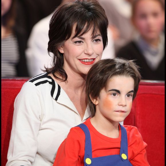 Décès de Diego, fils cadet de la chanteuse Lio, immolé par le feu à l'âge de 21 ans. Son corps a été retrouvé ce week-end, à proximité de l’aéroport Roissy-Charles-de-Gaulle - 

Lio et son fils Diego lors de l'enregistrement de Vivement Dimanche.

Photo : Guillaume Gaffiot/Bestimage