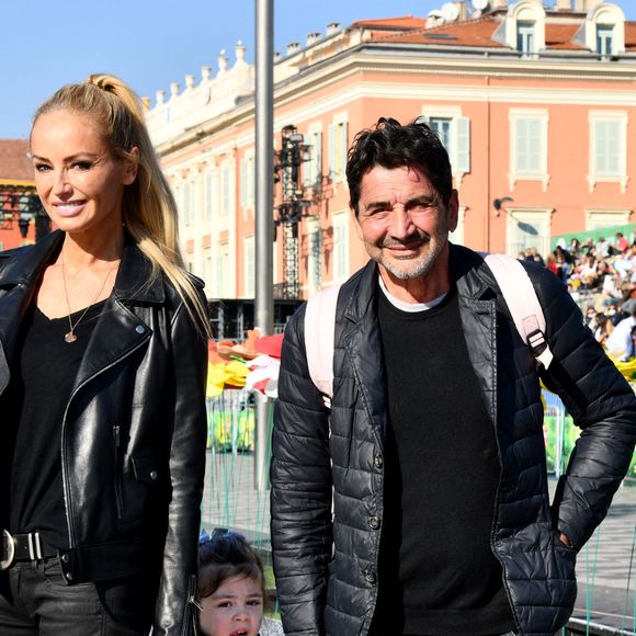 Adriana Karembeu divorce d'Aram Ohanian - Adriana Karembeu Ohanian, son mari Aram et leur fille Nina durant la première bataille de fleurs du Carnaval de Nice 2022, Roi des Animaux, place Masséna à Nice, le 13 février 2022. © Bruno Bebert/Bestimage