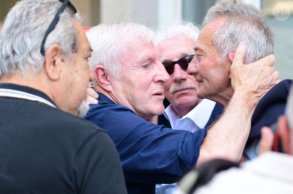 Luis Fernandez, Jacques Vendroux et Jean-François Domergue aux arrivées des Obsèques de Bernard Lacombe en l'église Saint-Louis de Fontaines-sur-Saône près de Lyon, France, le 25 juin 2025. © Romain Doucelin/Bestimage