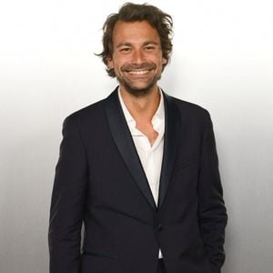 Un choix qui fait sens étant donné que Bertrand Chameroy était déjà appelé à prendre la place de Matthieu Noël au mois de mars dernier lors de son congé paternité.

Bertrand Chameroy au photocall de la soirée Lacoste X Chien 51 au club Silencio en marge du 78ème Festival International du Film de Cannes, France, le 18 mai 2025. © Romain Doucelin/Bestimage