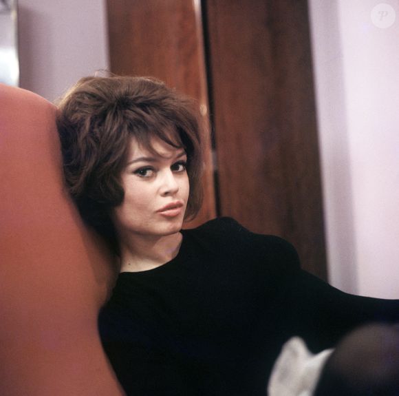 Brigitte Bardot posée à l'intérieur. Non daté. Photo par © Mondadori Portfolio via ZUMA Press/ABACAPRESS.COM