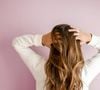 Misez sur la soie pour les cheveux fragilisés et sur le satin pour le budget.

Comment bien choisir son bonnet de nuit capillaire, en soie ou en satin.