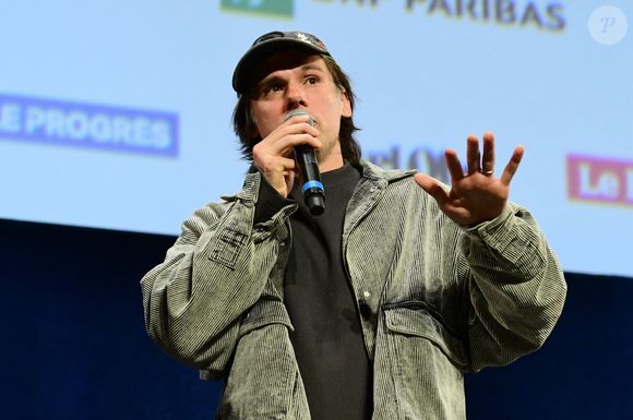 Il s'agit du rappeur Orelsan.

Orelsan à la halle Tony Garnier pour la nuit Japanime, animation japonaise lors du Festival Lumière 2025 de Lyon le samedi 18 octobre 2025. © Romain Doucelin/Bestimage