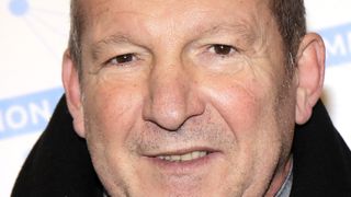 Rolland Courbis : sa femme, une célèbre animatrice, perd ses moyens lors de son retour à la télévision, “J’ai quelques mots à vous dire…”