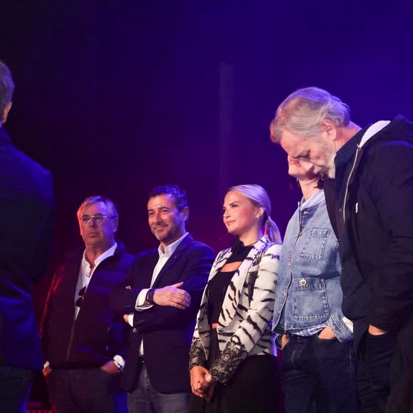 Exclusif - Jean-Michel Maire, Géraldine Maillet, Kevin Luciano (maire de Vallauris Golfe-Juan), Kelly Vedovelli, Bernard Montiel, Bruno Darde - Les célèbres personnalités de la télé se sont retrouvés avec bonheur, dans le Sud, à Vallauris Golf-Juan, pour assister à un magnifique show de cabaret, en présence de Mr Le Maire K. Luciano et ses adjoints, heureux de répondre à l'invitation du dynamique Président de l'association "Valoriser Vallauris Golf-Juan", Mr B. Darde, ce passionné d'art et du monde associatif projette également de créer un Musée de Sculpture à ciel ouvert , mêlant Art et Espace Public. © Jack Tribeca/Bestimage