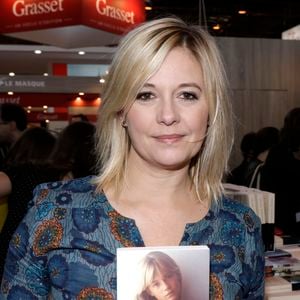 En 2016, Flavie Flament publie La Consolation, un ouvrage autobiographique dans lequel elle revient sur une période particulièrement douloureuse de son enfance. Elle y affirme avoir été victime de violences sexuelles à l’âge de treize ans, évoquant les faits avec des mots forts et personnels. Dans son récit, elle désigne un célèbre photographe, dont le nom de David Hamilton sera ensuite cité publiquement. Ce dernier a toujours contesté ces accusations, affirmant son innocence dans un communiqué transmis à l’AFP. Ce dernier est retrouvé mort à son domicile le 25 novembre 2016.


Flavie Flament lors de la 37ème édition du Salon du livre au parc des expositions, à la porte de Versailles, à Paris, France, le 26 mars 2017. © Cédric Perrin/Bestimage